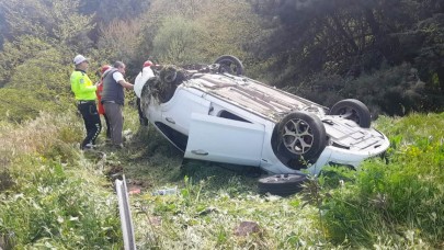 Karesi’de şarampole uçan araçtan çıktılar