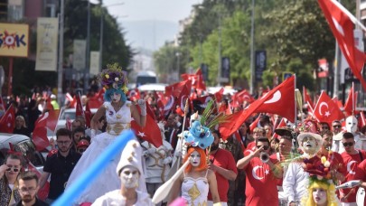 Minikler bayramın tadını Altıeylül'de çıkardı