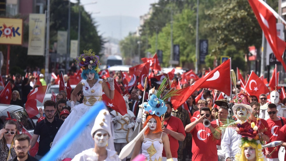 Minikler bayramın tadını Altıeylül'de çıkardı