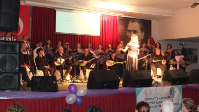 Burhaniye Halk Eğitim Korosu 7. konserini verdi