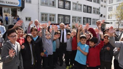 Altıeylül'de Vali Ustaoğlu, Çocuk Kongresi'nde Minik Öğrencilerle Buluştu