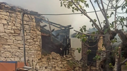 Altıeylül’de metruk bina yangını