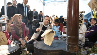Gençlerle dağa tırmandı, kadınlarla gözleme pişirdi, çocuklarla halat çekti