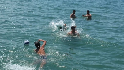 Kuzey Ege de deniz sezonu açıldı. Güneşi gören denize koştu!