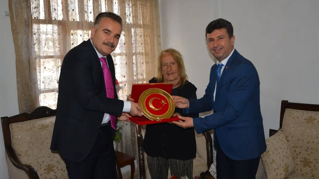 Edremit’te anlamlı plaket töreni