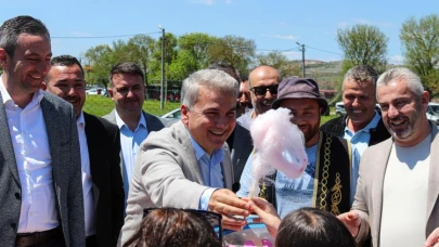 Canbey, gönüllere dokundu. Çocuklara pamuk şekeri ikram etti