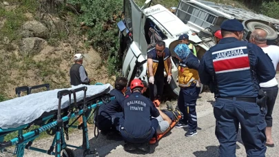 Sındırgı’da tek taraflı trafik kazası: Sürücü araçta sıkıştı