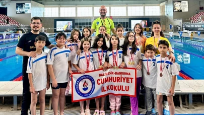 Büyükşehir’in minik kulaçları madalyaları topladı