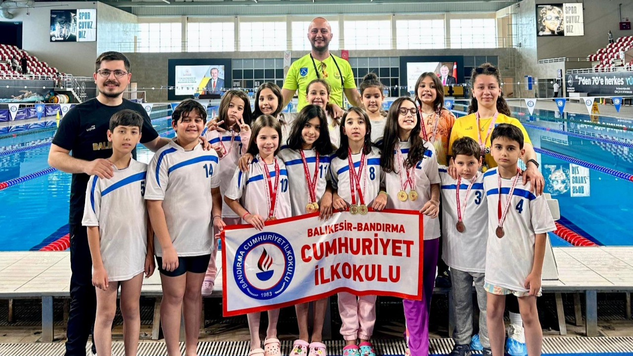 Büyükşehir’in minik kulaçları madalyaları topladı