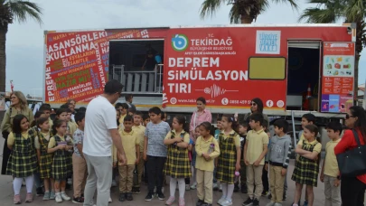 Ayvalık'ta "Deprem Simülasyon Tırı" bilinçlendirdi