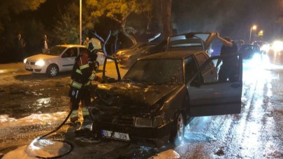 Ayvalık’ta Büfe Önünde Otomobil Yangını