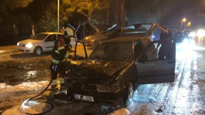 Ayvalık’ta Büfe Önünde Otomobil Yangını