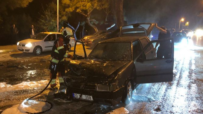 Ayvalık’ta Büfe Önünde Otomobil Yangını
