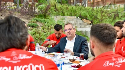 Başkan Ergin Ayvalıkgücü Belediyespor’la kampta bir araya geldi