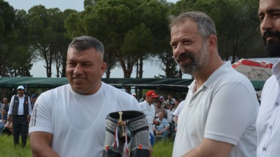 Gömeç'te yağlı güreşlerin başpehlivanı Süleyman Başar oldu