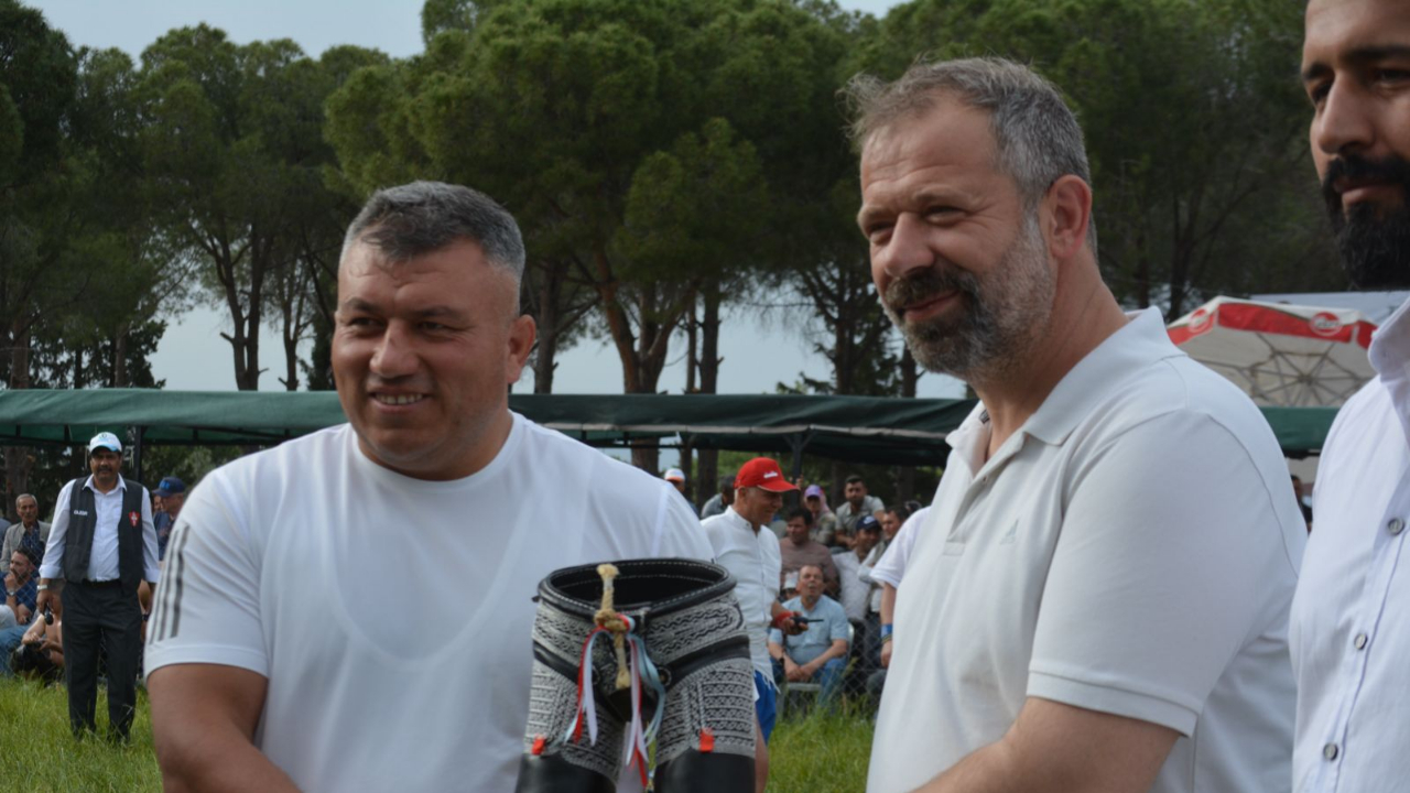 Gömeç'te yağlı güreşlerin başpehlivanı Süleyman Başar oldu