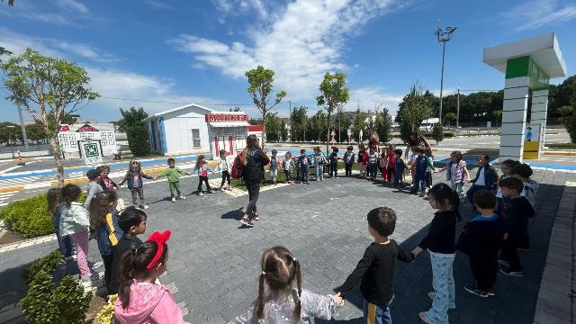 Minik öğrencilere uygulamalı trafik eğitimi