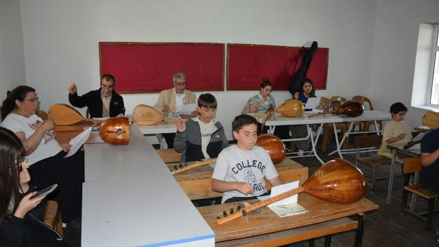 Edremit'te açılan bağlama kursu ağır misafirleri ağırladı