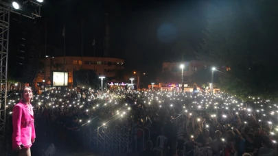 Edremit'te fener alayı ve Hande Ünsal konserine yoğun ilgi