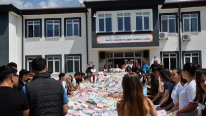 Edremit'te Barış ve Sevgi Yorganı Gençlerin Ellerinde