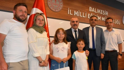 İstiklal Marşı’nı en güzel okuyanlar ve çizenler ödüllerine kavuştu