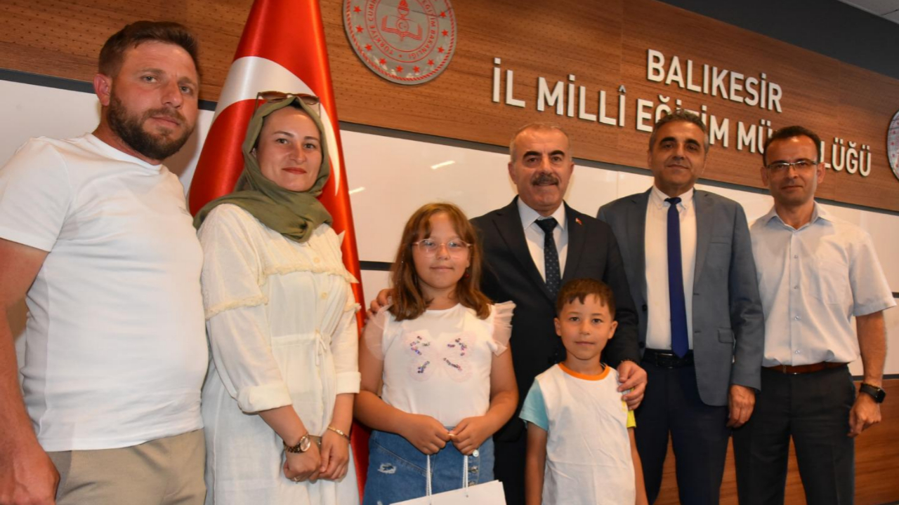 İstiklal Marşı’nı en güzel okuyanlar ve çizenler ödüllerine kavuştu