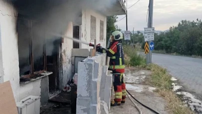 Burhaniye’de tek katlı meskende yangın