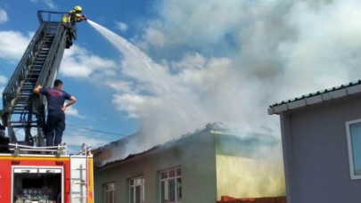 Gönen’de Tek Katlı Evin Çatı Yangını Havadan Müdahale ile Söndürüldü