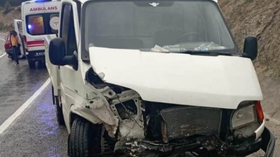 Edremit'te Trafik Kazası: 3 Yaralı