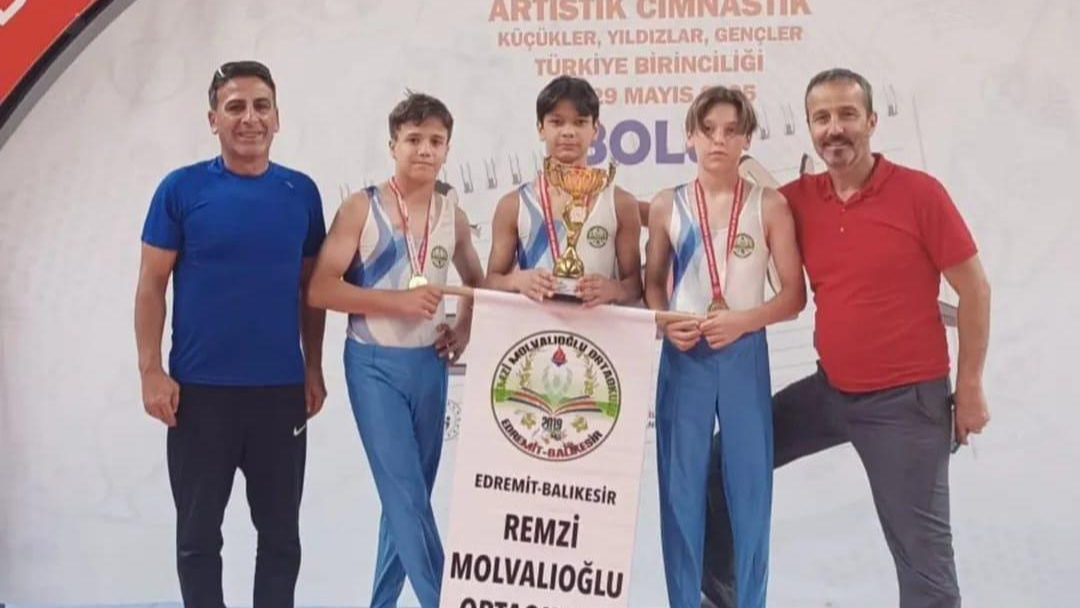 Türkiye Şampiyonu Edremit Remzi Molvalıoğlu Ortaokulu