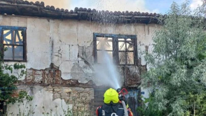 Altıeylül’de Samanlık Yangını Metruk Binaya Sıçradı