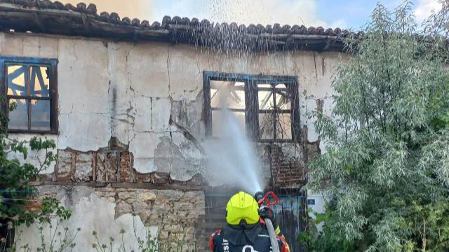 Altıeylül’de Samanlık Yangını Metruk Binaya Sıçradı