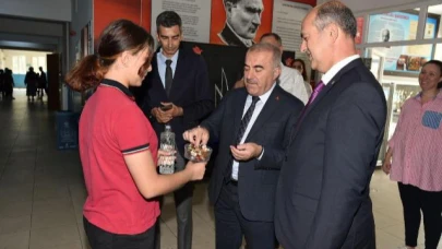 Demir, Altıeylül Mehmet Akif Ersoy Ortaokulu’nu ziyaret etti