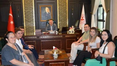Edremit'in Bilek Güreşi Şampiyonları Kaymakamlıkta Ağırlandı