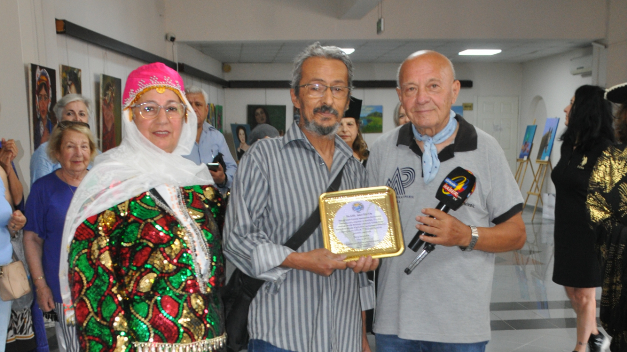 Asil Hoca'ya onur plaketiyle anlamlı teşekkür