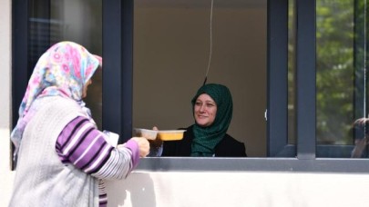 Balıkesir’de Yakın Mutfak binlerce kişiye sıcak yemek ulaştırdı