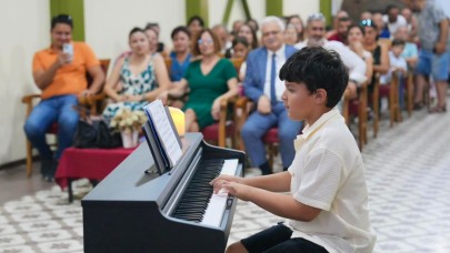 Burhaniye Belediyesi Gençlik Merkezi Müzik Sınıfı öğrencilerinden yıl sonu konseri