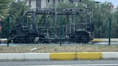 Edremit'te minibüs yangınında şoför canını zor kurtardı