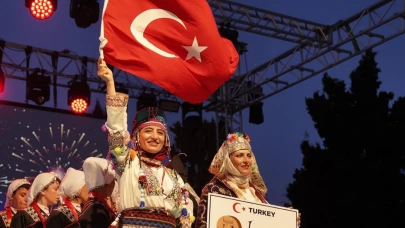 Deniz, kum, güneş ve halk oyunlarıyla dolu unutulmaz bir gece