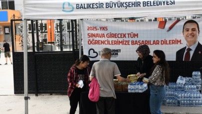Başkan Akın, sınava giren öğrencilere de yakın!