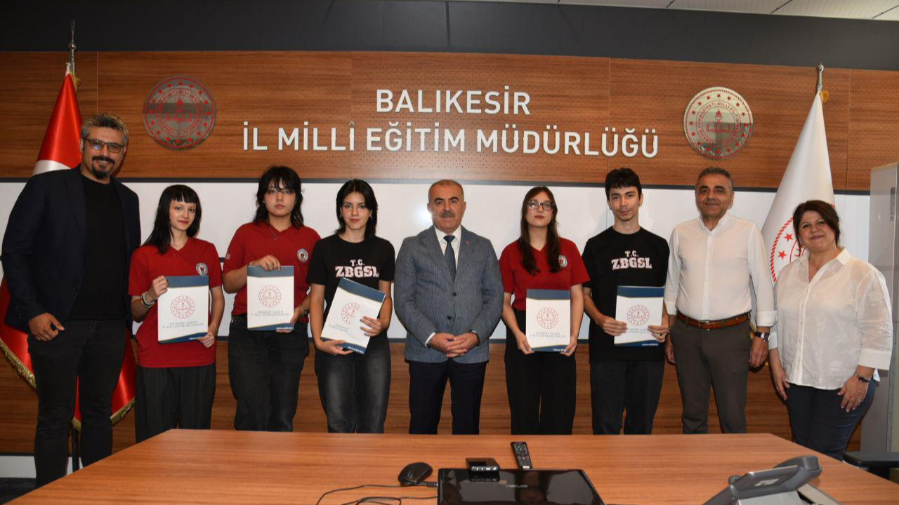 “Eğitim Yüzyılında Yüz Mümtaz Şahsiyet” projesinde gurur tablosu