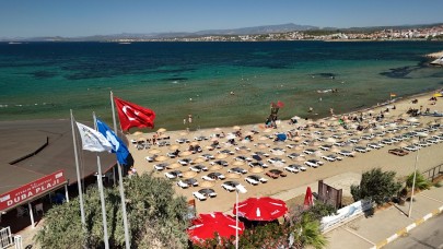 Ayvalık Belediyesi plajlarında göndere “Mavi Bayrak” çekildi