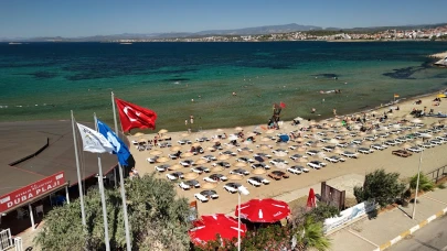 Ayvalık Belediyesi plajlarında göndere “Mavi Bayrak” çekildi