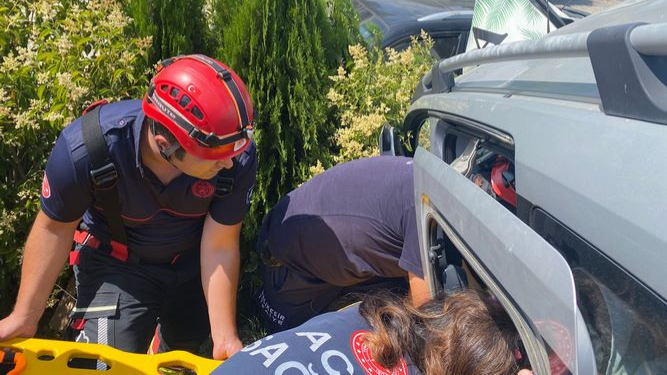 Edremit’te park halindeki araca çarptı, çukura düştü: 1 yaralı