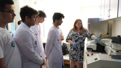Deprem bölgesindeki gençler Balıkesir Üniversitesinde nanoteknolojiyle geleceğe yol aldı
