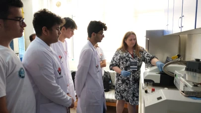 Deprem bölgesindeki gençler Balıkesir Üniversitesinde nanoteknolojiyle geleceğe yol aldı