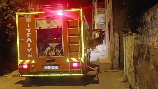 Burhaniye’de metruk ev yangını