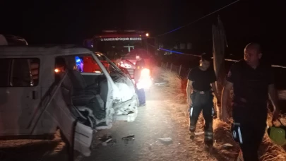 Burhaniye’de kamyonet direğe çarptı: 1 kişi araçta sıkıştı