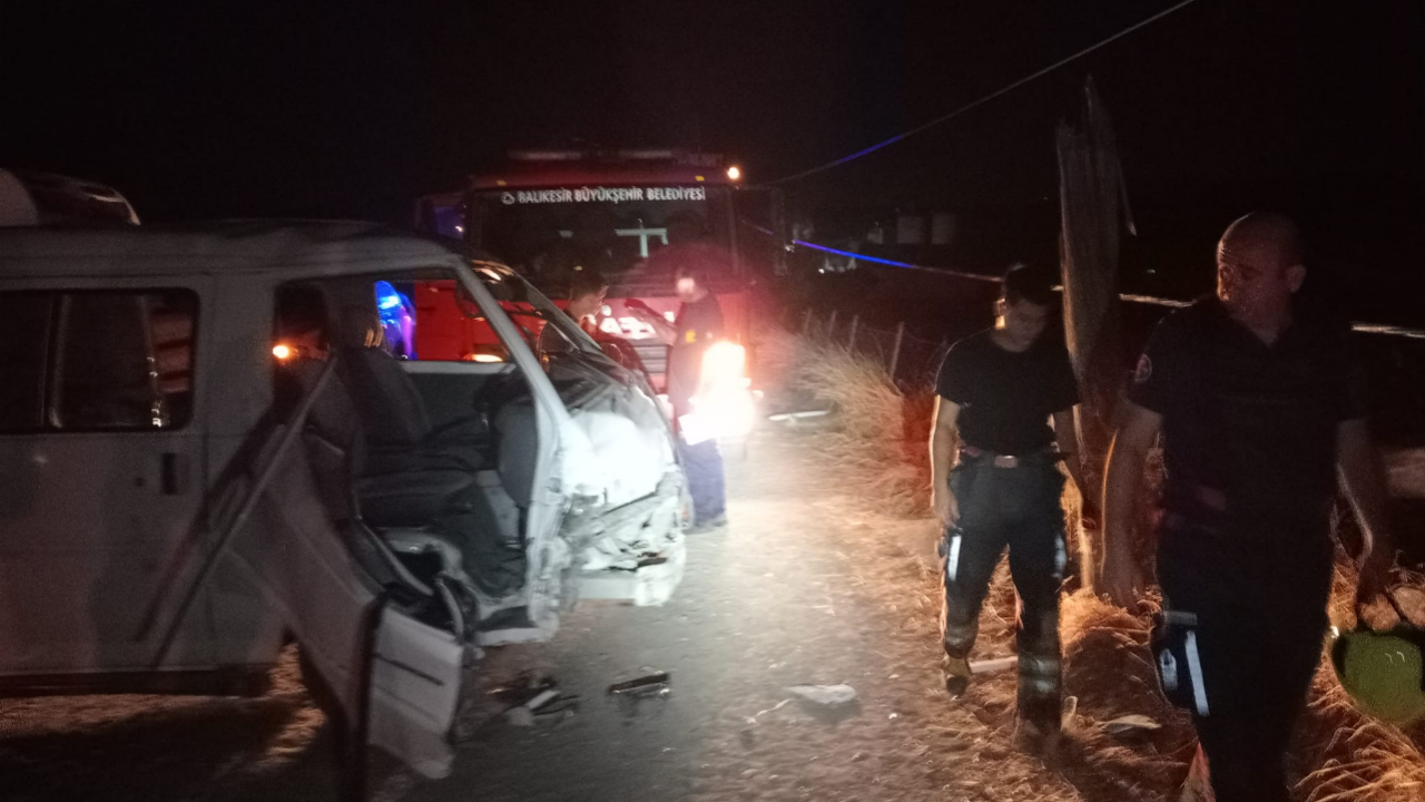 Burhaniye’de kamyonet direğe çarptı: 1 kişi araçta sıkıştı