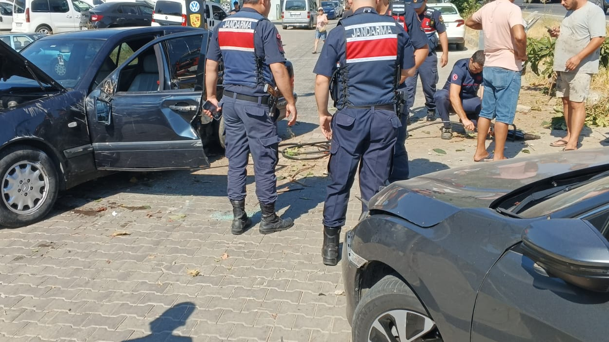 Edremit'te trafik kazası: Sürücü yaralandı
